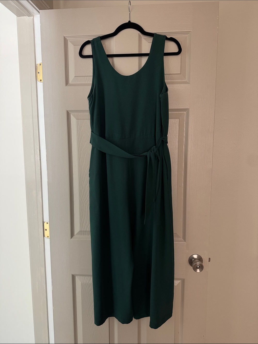 Sleeveless Emerald Green Tie-Waist Midi jumpsuit with pockets